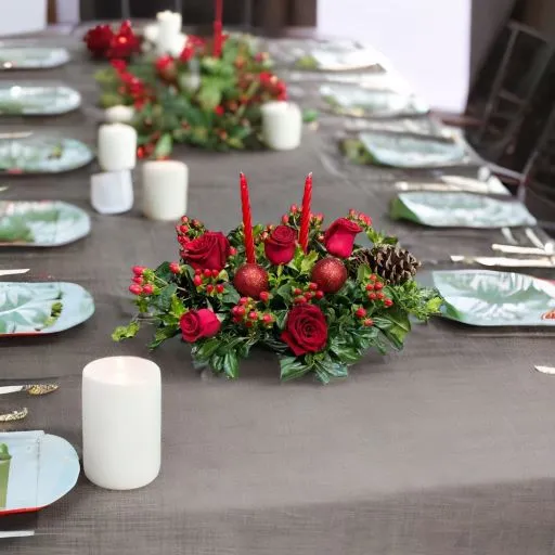 Centro de mesa navideño con flores rosas rojas